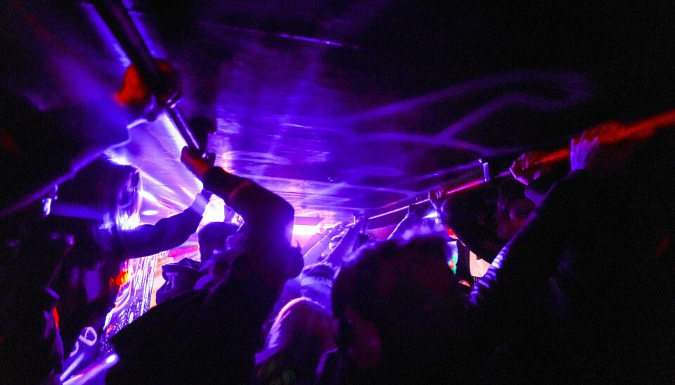 Illustrasjonsfoto. Festing på innsida av ein russebuss. I boka si har Ivar Brandvol gått tettare inn på bransjen som skjuler seg bak russefeiringa. Foto: Lise Åserud / NTB / NPK