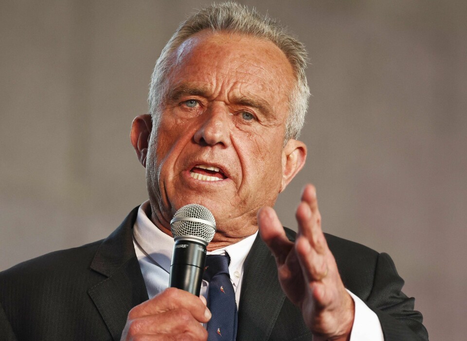 Robert F. Kennedy Jr. er nevø av tidligere president John F. Kennedy. LOS ANGELES, CALIFORNIA - MARCH 30: Independent presidential candidate Robert F. Kennedy Jr. speaks at a Cesar Chavez Day event at Union Station on March 30, 2024 in Los Angeles, California. The 70-year-old candidate is pushing Latino outreach in a long shot Independent bid in the 2024 presidential race. Mario Tama/Getty Images/AFP (Photo by MARIO TAMA / GETTY IMAGES NORTH AMERICA / Getty Images via AFP)