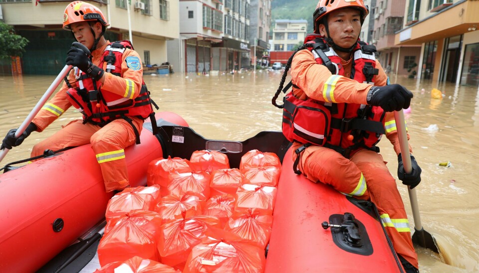 Redningsmannskaper padler gjennom byen Lianjiangkou i den kinesiske provinsen Guangdong. Deler av provinsen er rammet av rekordnedbør, og myndighetene knytter situasjonen til klimaendringene. Også i fjor ble Kina rammet av ekstremvær, og ifølge WMO var Asia regionen som ble hardest rammet av vær- og klimakatastrofer. Redningsmannskaper padler gjennom byen Lianjiangkou i den kinesiske provinsen Guangdong. Deler av provinsen er rammet av rekordnedbør, og myndighetene knytter situasjonen til klimaendringene. Også i fjor ble Kina rammet av ekstremvær, og ifølge WMO var Asia regionen som ble hardest rammet av vær- og klimakatastrofer. Foto: Xinhua / AP / NTB
