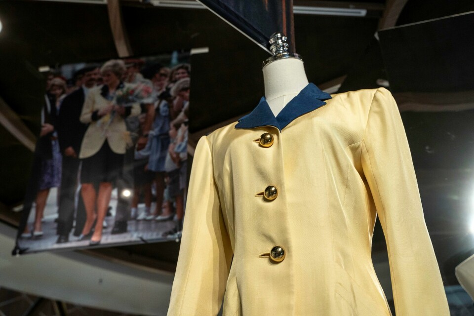 En påskegul og marineblå drakt som prinsesse Diana brukte da hun besøkte Hongkong i 1989 vises også på kjøpesenteret. En påskegul og marineblå drakt som prinsesse Diana brukte da hun besøkte Hongkong i 1989 vises også på kjøpesenteret. Foto: Vernon Yuen / AP / NTB