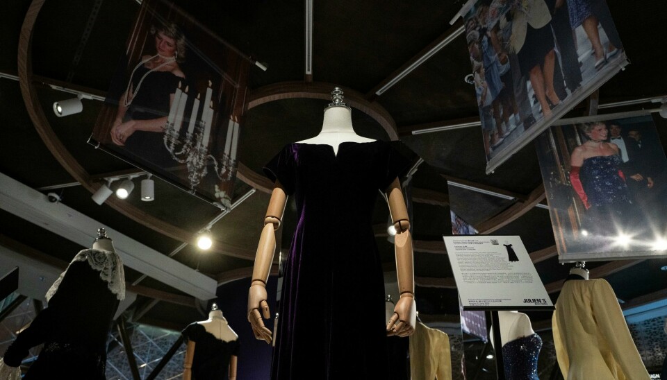 Et kjøpesenter i Hongkong viser en popup-utstilling av et knippe antrekk som tilhørte prinsesse Diana fram til 29. april. Et kjøpesenter i Hongkong viser en popup-utstilling av et knippe antrekk som tilhørte prinsesse Diana fram til 29. april. Foto: Vernon Yuen / AP / NTB