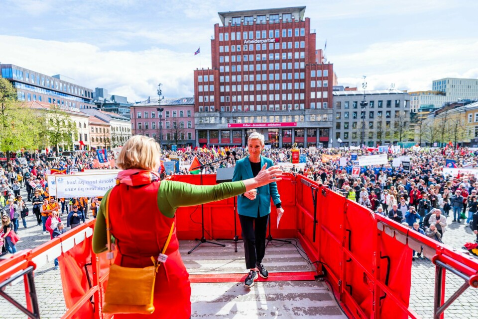 LO-leder Peggy Hessen Følsvik etter en 1.mai tale på Youngstorget i Oslo. LO-leder Peggy Hessen Følsvik etter en 1.mai tale på Youngstorget i Oslo.