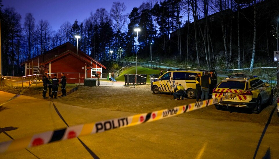 Politiet er på stedet etter at en ung mann ble skutt i overkroppen på Holmlia mandag kveld. Politiet er på stedet etter en person ble skutt i overkroppen på Holmlia mandag kveld. Foto: Cornelius Poppe / NTB