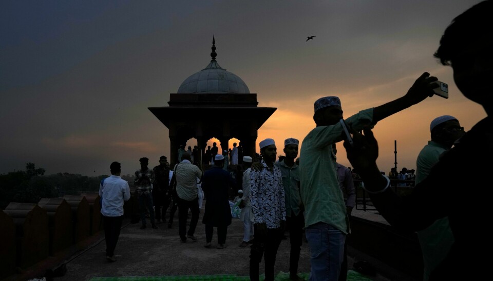 Muslimer samler seg ved Jama Masjid-moskeen i New Delhi, India. Nå er det valg i gigantlandet og den muslimske minoriteten er utsatt. .