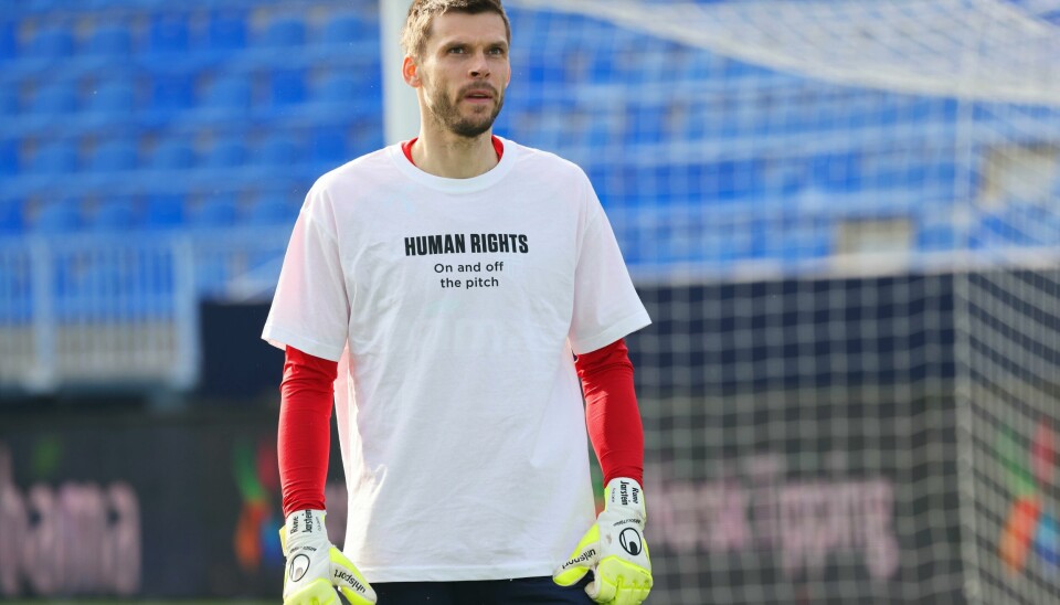 Rune Almenning Jarstein kaster keeperhanskene, men beholder fotballskoene på en stund til. Keeper Rune Almenning Jarstein mister sin keepertrener. Foto: Geir Olsen / NTB