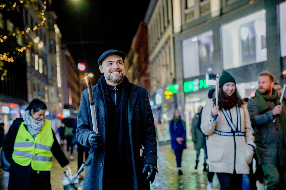 Hatem Ben Mansour går av som daglig leder for Antirasistisk Senter. Her er han fotografert under fakkeltogmarkering av 85-årsdagen for Krystallnatten i november 2023. Hatem Ben Mansour går av som daglig leder for Antirasistisk Senter. Her er han fotografert under fakkeltogmarkering av 85-årsdagen for Krystallnatten i november 2023. Foto: Stian Lysberg Solum / NTB