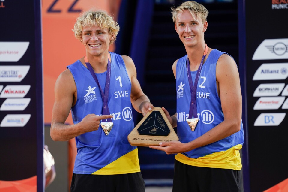 Sveriges David Åhman og Jonatan Hellvig med gullmedaljer etter finalen i sandvolleyball-EM på Königsplatz i München i 2022. Sveriges David Åhman og Jonatan Hellvig med gullmedaljer etter finalen i sandvolleyball-EM på Königsplatz i München i 2022. Foto: Lise Åserud / NTB.