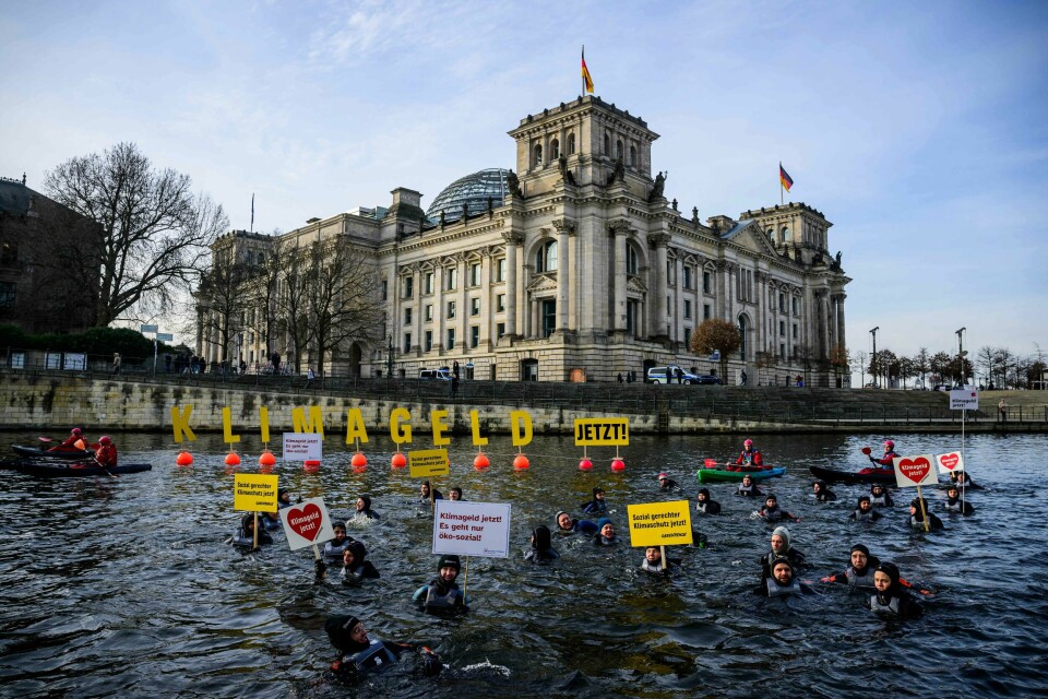 Klimaaktivister protesterer utenfor den tyske Riksdagsbygningen tidligere i år. De ønsket mer penger til å verne klimaet. Klimaaktivister i vannet utenfor Riksdagsbygningen i Berlin.