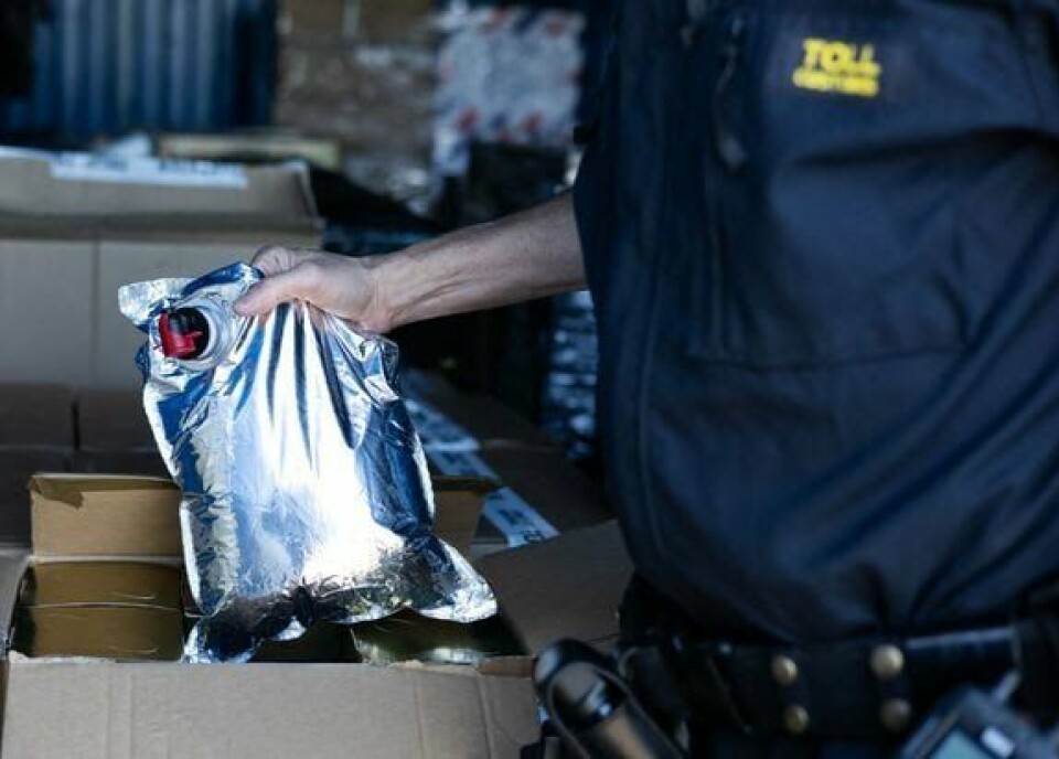 Tolletaten har gjort et beslag på til sammen 900 liter med falsk vodka. Beslaget ble gjort i Larvik-området etter at en østeuropeisk registrert bil til kontrollert. Tolletaten har gjort et beslag på til sammen 900 liter med falsk vodka. Beslaget ble gjort i Larvik-området etter at en bil registrert i Øst-Europa ble kontrollert. Foto: Tolletaten / Handout / NTB