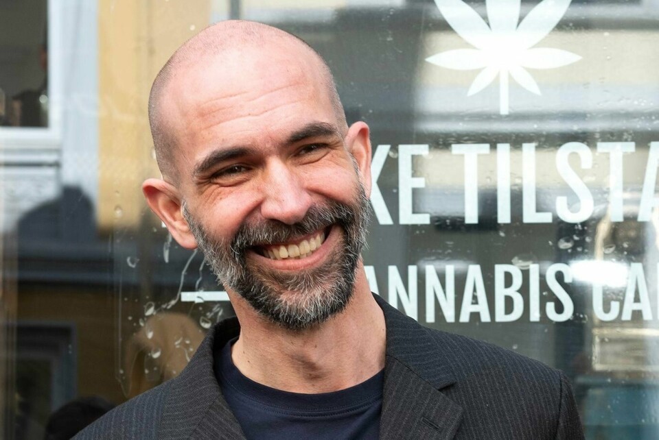 Roar Mikalsen åpnet en cannabiscafé i Oslo i forrige uke. Nå er han siktet. Roar Mikalsen, leder av Alliansen for rettighetsorientert ruspolitikk (AROD), åpnet cannabis-kafé på Bislett som et stunt