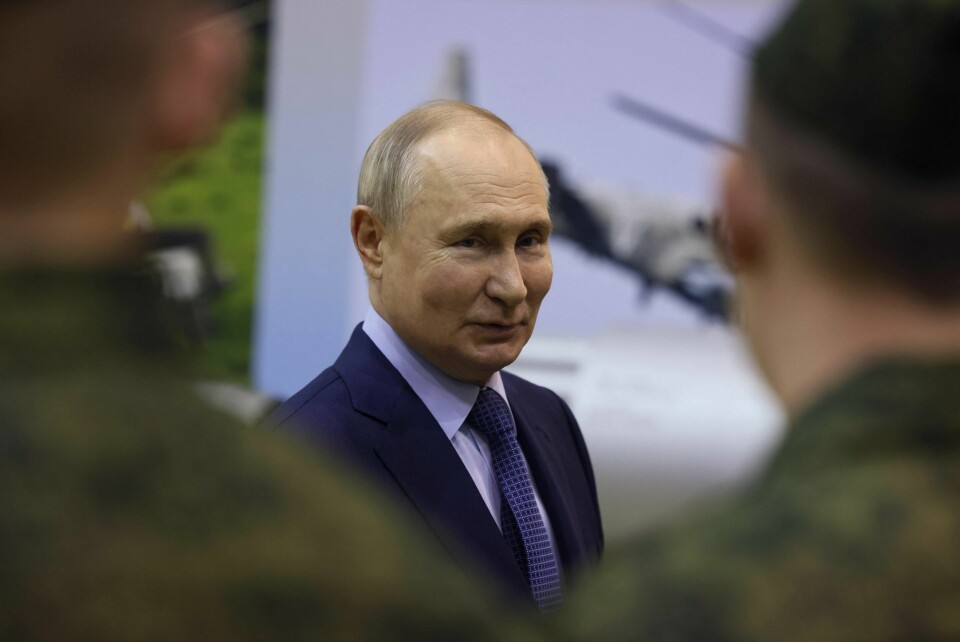 Russland og president Vladimir Putin gikk til fullskala invasjon av naboen Ukraina i februar 2022. TOPSHOT - In this pool photograph distributed by the Russian state agency Sputnik, Russia's President Vladimir Putin visits the 344th Army Aviation Centre of aircrews combat training and transition in Torzhok in the Tver region on March 27, 2024. (Photo by Mikhail METZEL / POOL / AFP)