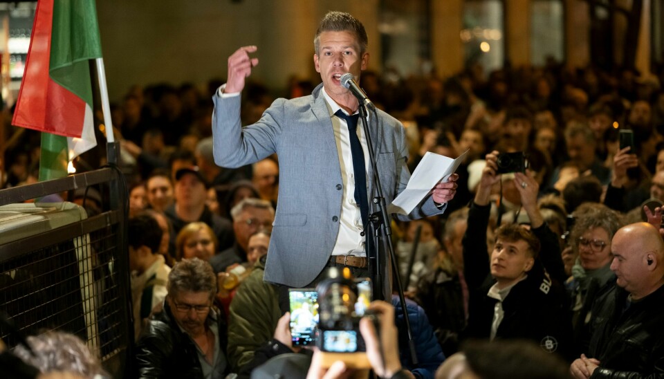 Peter Magyar har mobilisert mange i sin kritikk mot den sittende regjeringen i Ungarn. Former Hungarian government insider Peter Magyar gives a speech next tot Kossut Lajos Square on Tuesdy, in Budapest, Hungary, March 26, 2024. Magyar on Tuesday released a recording that he claims proves senior officials in the government of Prime Minister Viktor Orban manipulated court documents to cover up their involvement in a corruption case. (AP Photo/Denes Erdos)