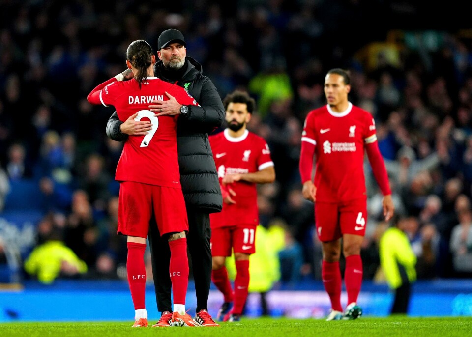 Jürgen Klopp har fire kamper igjen som Liverpool-manager. Her er han med Darwin Nuñez. Liverpool-Jurgen Klopp gir Darwin Núñez en klem etter onsdagens lokaloppgjør mot Everton. Foto: Peter Byrne / AP / NTB