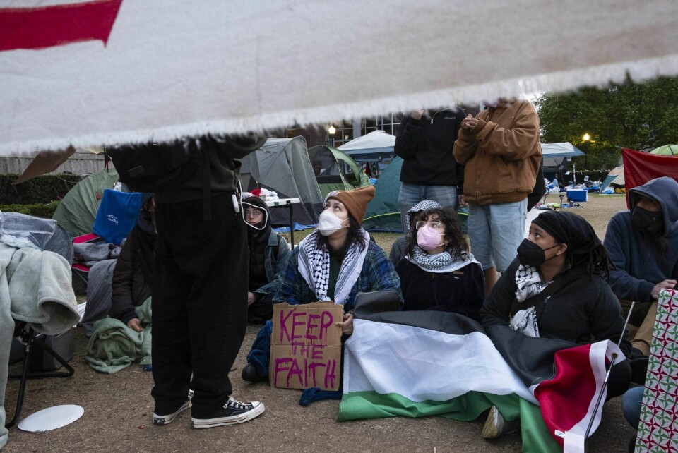 Studenter under en Gaza-demonstrasjon ved Columbia-universitet i går kveld. Studenter under en Gaza-demonstrasjon ved Columbia-universitet i går kveld.
