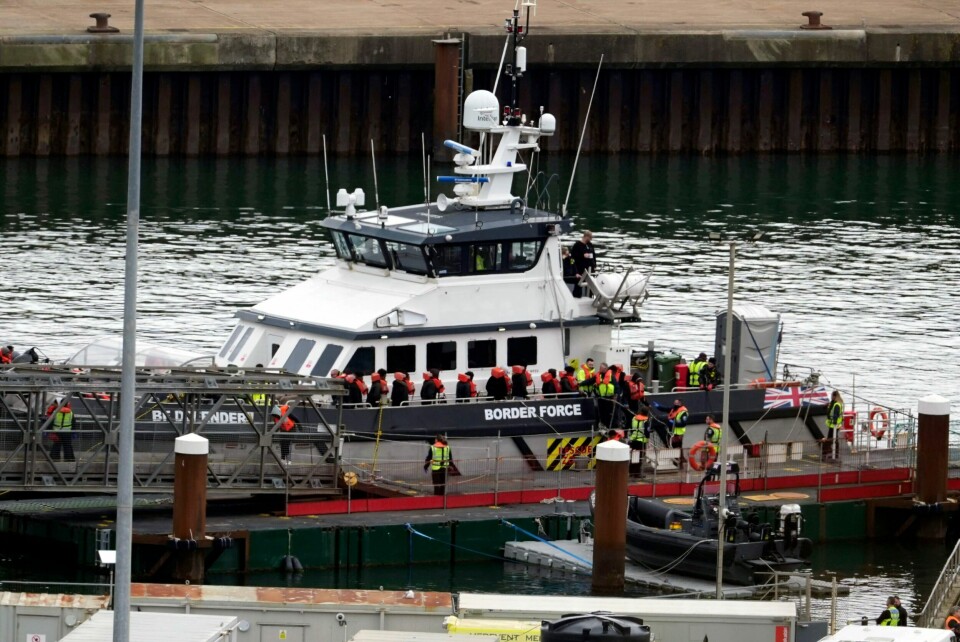 Britiske myndigheter har begynt å pågripe migranter som skal sendes videre til Rwanda, opplyste den britiske regjeringen onsdag. Her ankommer en gruppe mennesker Dover etter å ha blitt hentet av britisk grensepoliti på Den engelske kanal. Britiske myndigheter har begynt å pågripe migranter som skal sendes videre til Rwanda, opplyste den britiske regjeringen onsdag. Her ankommer en gruppe mennesker Dover etter å ha blitt hentet av britisk grensepoliti på Den engelske kanal. Foto: Gareth Fuller / PA via AP / NTB