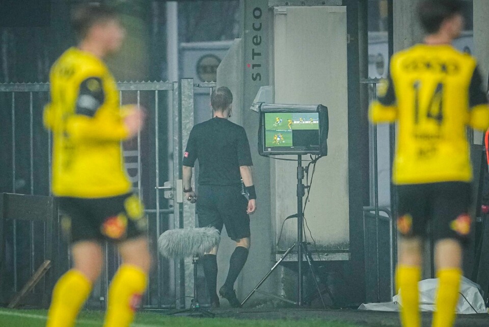 Dommer Ola Hobber Nilsen sjekker VAR-skjermen i fjorårets eliteseriekamp mellom Lillestrøm og Molde på Åråsen. Foto: Beate Oma Dahle / NTB Dommer Ola Hobber Nilsen sjekker VAR-skjermen i fjorårets eliteseriekamp mellom Lillestrøm og Molde på Åråsen. Foto: Beate Oma Dahle / NTB