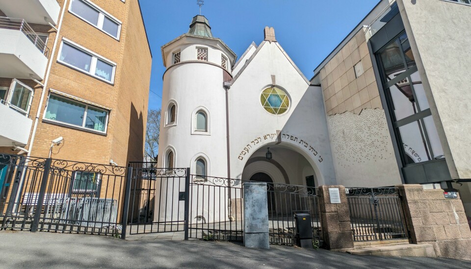 Det Mosaiske Trossamfund (DMT), som har Synagogen i Oslo som hovedkontor, mottok 77 meldinger fra kvinnen med ytringer som ble ansett som ulovlige. Synagogen i Oslo, hovedkontoret til Det Mosaiske Trossamfund (DMT).