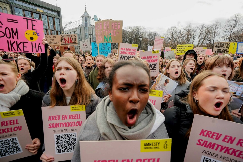 Flere organisasjoner demonstrerte for en samtykkelov foran Stortinget i forrige uke. Flere organisasjoner demonstrerte for en samtykkelov foran Stortinget i forrige uke.