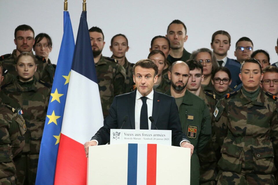 Russland kan ikke vinne i Ukraina, sier Frankrikes president Emmanuel Macron. Her fra januar 2023, da han holdt en tale for den franske hæren. President Emmanuel Macron holder en tale for den franske hæren.