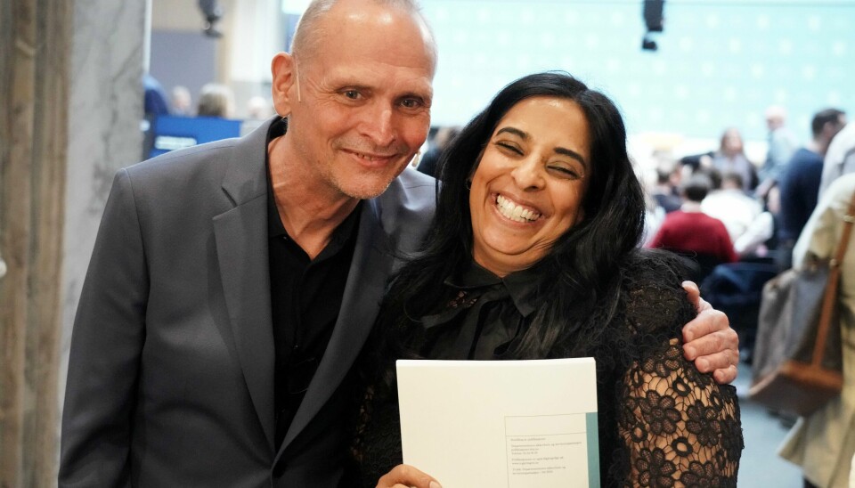Taktskiftet i retorikken er en milepæl. Det som gjenstår er viktigere: Et taktskifte i politikken, skriver vår kommentator. Utvalgsleder Claus Jervell gir her kultur- og likestillingsminister Lubna Jaffery utredningen. .