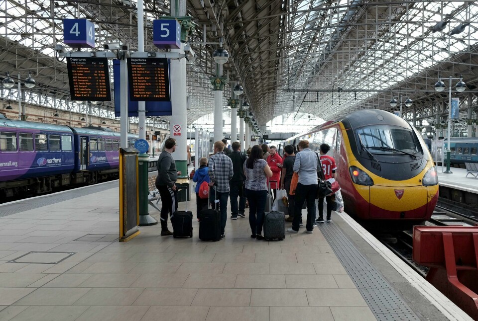 Labour har lagt en plan for å la staten ta over persontrafikken på britiske jernbaner dersom partiet kommer til makten ved valget som er planlagt senere i år. Illustrasjonsfoto. Labour har lagt en plan for å la staten ta over persontrafikken på britiske jernbaner dersom partiet kommer til makten ved valget som er planlagt senere i år. Illustrasjonsfoto: Vidar Ruud / NTB