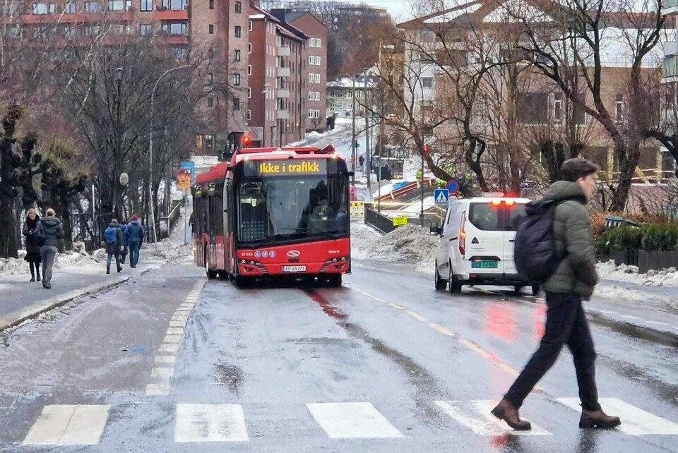 Et stort flertall av Oslos busser kan bli stående om Unibuss går konkurs. Både glatte veier og mye snø har ført til flere utfordringer for busstrafikken i Oslo denne vinteren. De nye elektriske bussene som ble levert i fjor, takler norsk vinterføre dårlig. Foto: Truls Nygaard / NTB