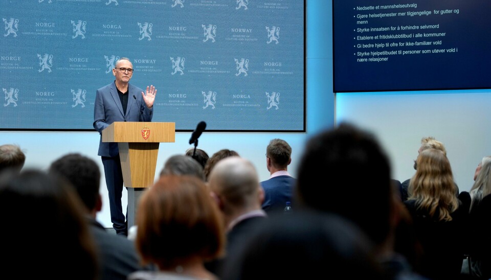 Leder av Mannsutvalget, Claus Moxness Jervell, presenterer utvalgets utredning. Flere av tiltakene møter skryt hos flere av politikerne. Leder av Mannsutvalget, Claus Moxness Jervell, presenterer utvalgets utredning. Flere av tiltakene møter skryt hos flere av politikerne. Foto: Ole Berg-Rusten / NTB