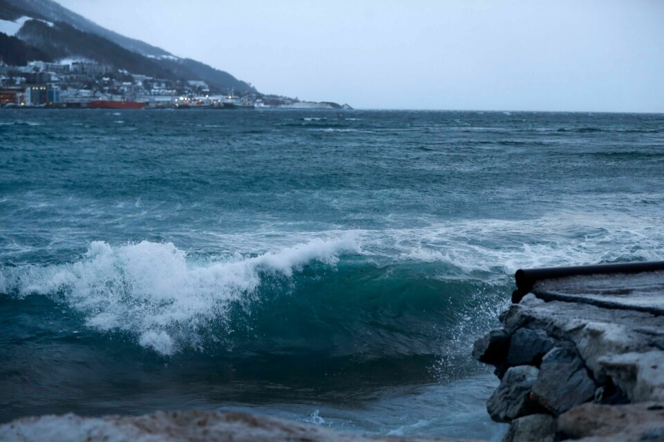 Havnivået langs norskekysten vil stige dersom den globale oppvarmingen fortsetter, konkluderer rapport. Her utenfor Tromsø. Tromsø 20240129. Uvær og storm i Tromsø.Foto: Rune Stoltz Bertinussen / NTB