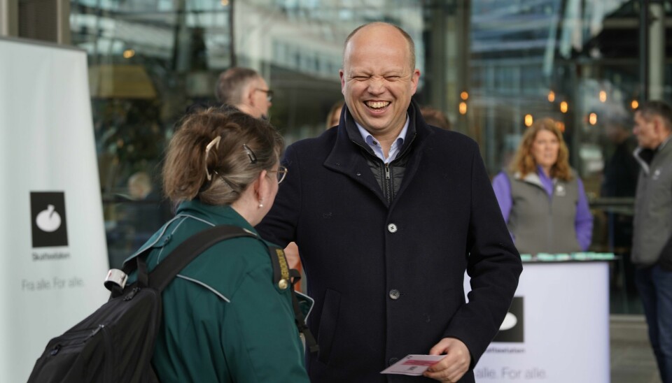 Finansminister Trygve Slagsvold Vedum var fredag morgen på Oslo S sammen med skattedirektøren for å snakke med folk om skattemeldingen og muligheter for fradrag. Finansminister Trygve Slagsvold Vedum var fredag morgen på Oslo S sammen med skattedirektøren for å snakke med folk om skattemeldingen og muligheter for fradrag. Foto: Ole Berg-Rusten / NTB