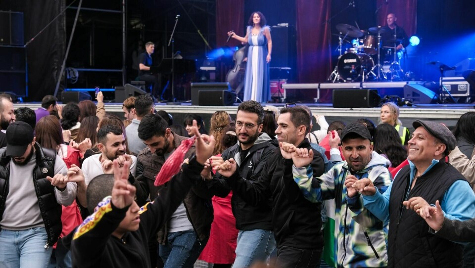 Oslo Mela Festival på Rådhusplassen i 2023, her danses det blidt til kurdiske Aynur. Også i år skal Oslos mangfoldige kultur feires. Mela-festivalen 2023.