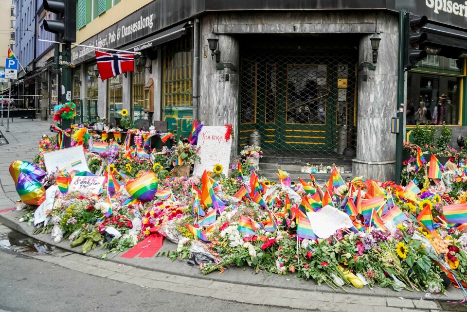 To personer ble skutt og drept mens en rekke andre ble skadd i masseskytingen 25. juni i fjor. Bildet viser blomster og regnbueflagg utenfor utestedene som ble angrepet natt til 25. juni. Politiet etterforsker om hatkriminalitet var motiv for skytingen.