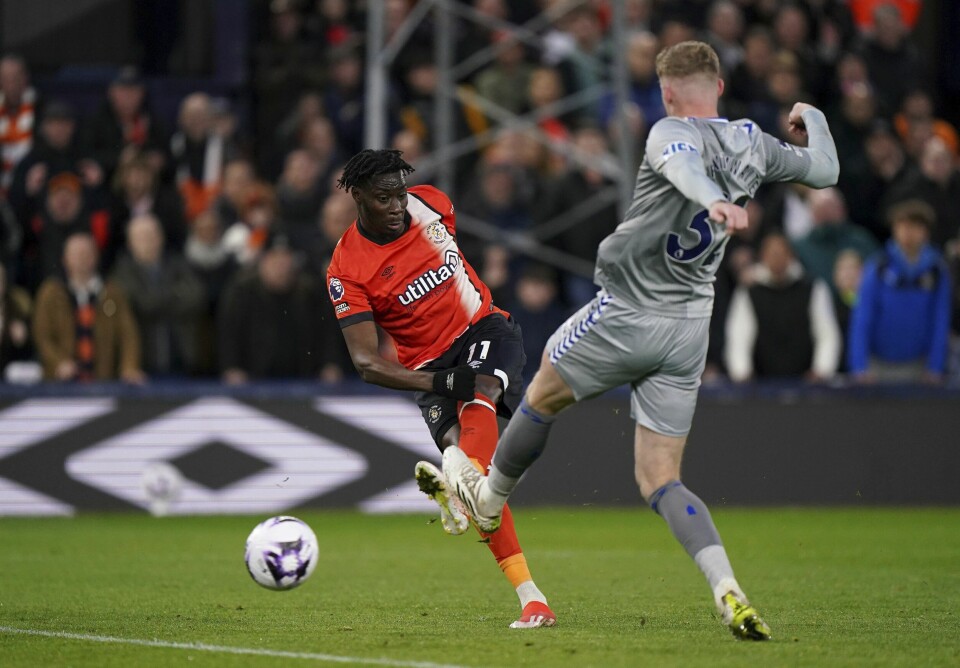 Elijah Adebayo utligner for Luton i 1-1-kampen mot Everton. Elijah Adebayo utligner for Luton i 1-1-kampen mot Everton. Foto: Bradley Collyer, PA via AP / NTB