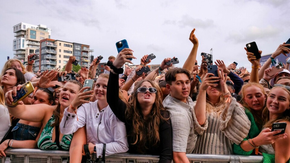 Publikum går en svett festivalsommer i møte! Her koker det under fjorårets Slottsfjell i Tønsberg. Slottsfjell i Tønsberg, 2023