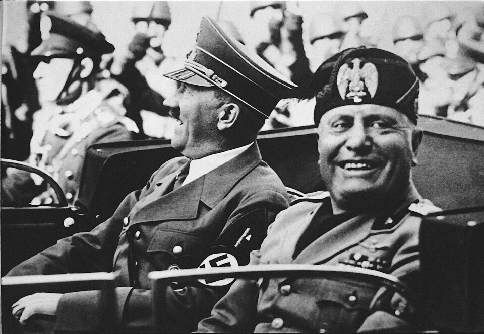 Adolf Hitler og Benito Mussolini sammen i 1938. Martin Tranmæls parole «Et folk uten uniformer og filler» spredte seg raskt på 1930-tallet. .