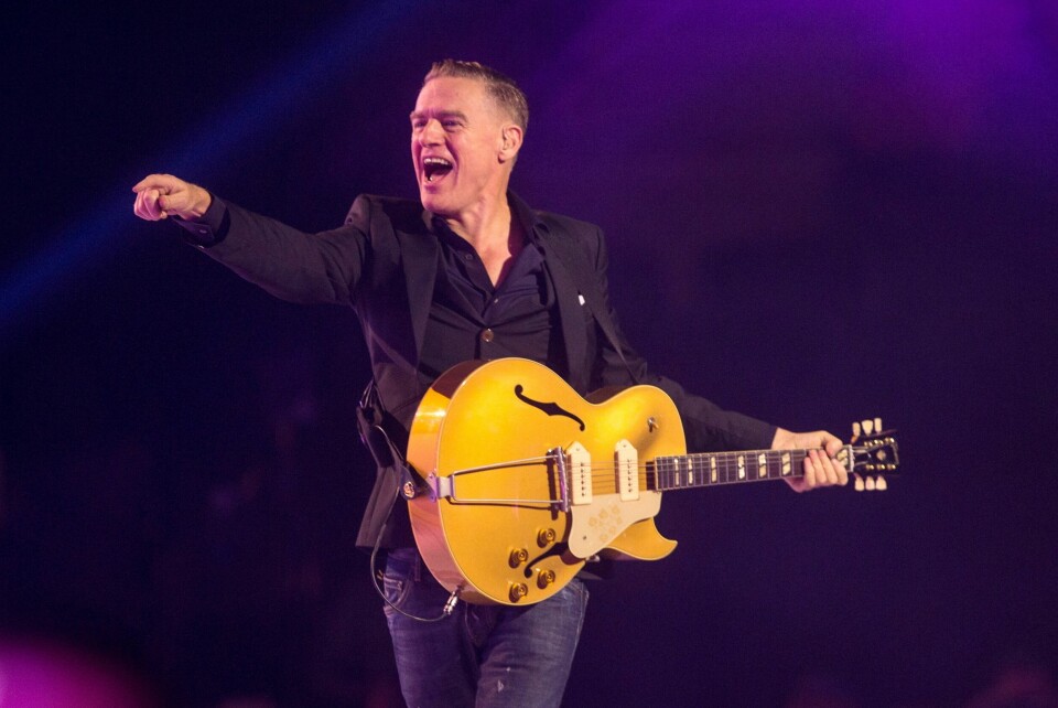 Bryan Adams kommer til Sandefjord for sin andre norgeskonsert i år. Den første er i Oslo Spektrum. I april neste år dukker en av Canadas store stjerner opp i Norge. Mandag 29. april står Bryan Adams på scenen i Oslo Spektrum. Her er han fotografert på scenen i Toronto i 2017. Foto: Chris Young / The Canadian Press / AP / NTB