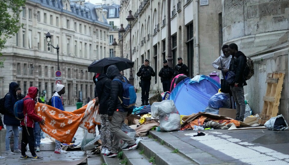 Migranter ble bedt om å fjerne seg Migranter ble bedt om å fjerne seg. Foto: Michel Euler / AP / NTB