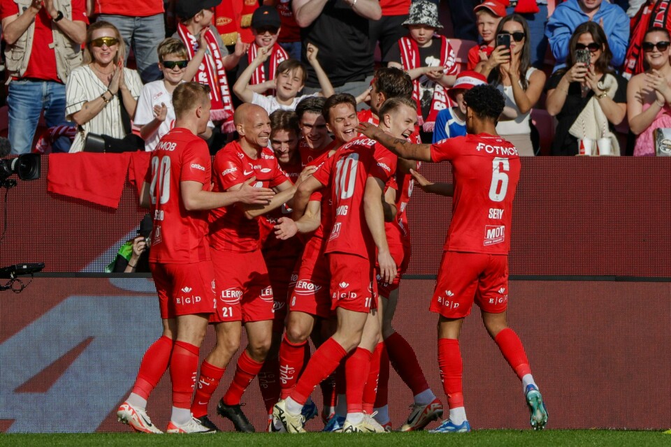 Brann-spillerne feirer Ole Didrik Blobergs scoring mot Rosenborg. Brann-spillerne feirer Ole Didrik Blobergs scoring mot Rosenborg. Foto: Paul S. Amundsen / NTB
