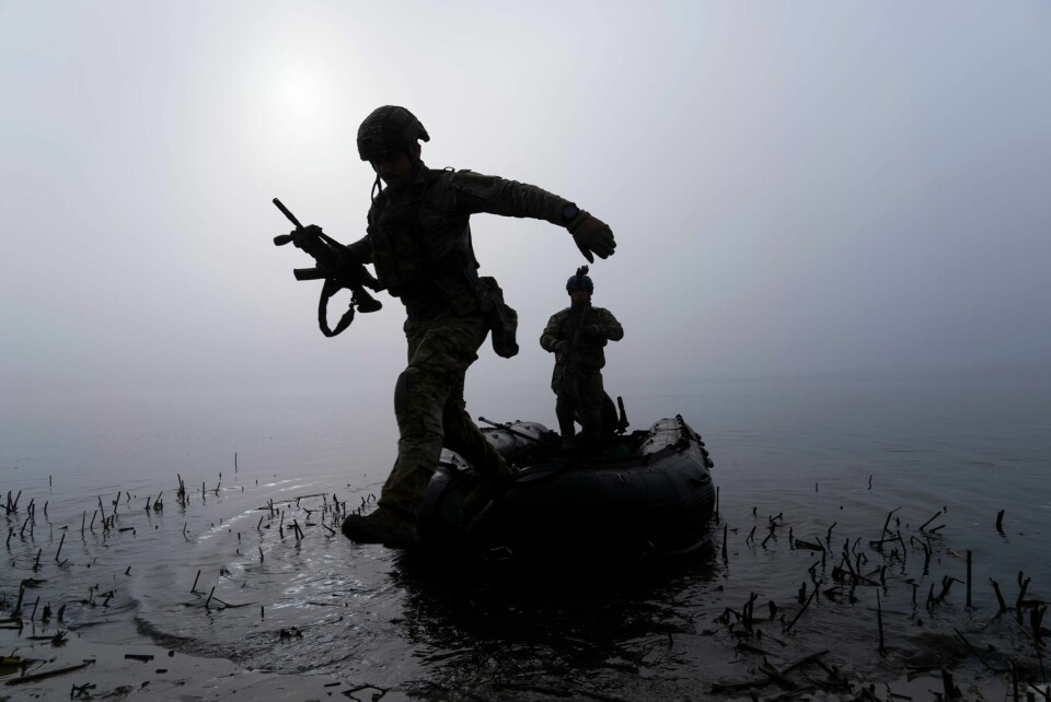 Mange ukrainske menn har mistet livet på flukt. Hver dag stopper grensevaktene i gjennomsnitt ti menn som ulovlig forsøker å flykte fra landet. Illustrasjonsfoto av ukrainske soldater. A Ukrainian serviceman jumps out of the boat on the shore of Dnipro river at the frontline near Kherson, Ukraine, Sunday Oct. 15, 2023. (AP Photo/Mstyslav Chernov)