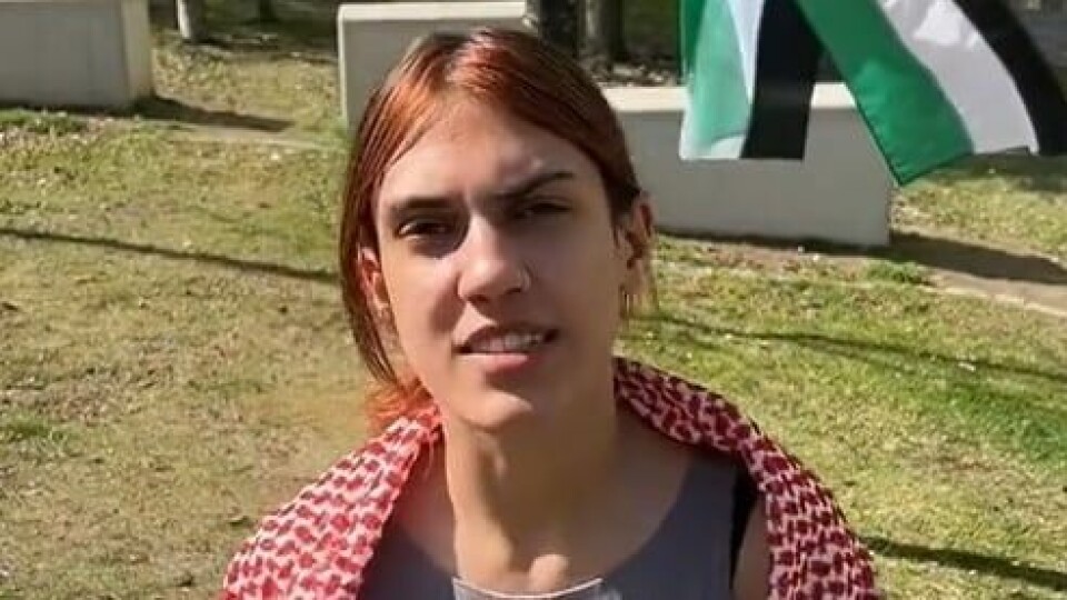 Rossiyalik yosh juftliklar divanda jinsiy aloqada bolgan videoni tomosha qiling. Rus viola aks etgan video