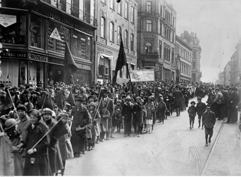 Motstanden mot legemstraff ble en viktig sak for arbeiderkvinnene. Her går kvinner og barn i det første 1. mai-toget opp Karl Johans gate 1915. Barnetoget på vei nedover Karl Johans gate.