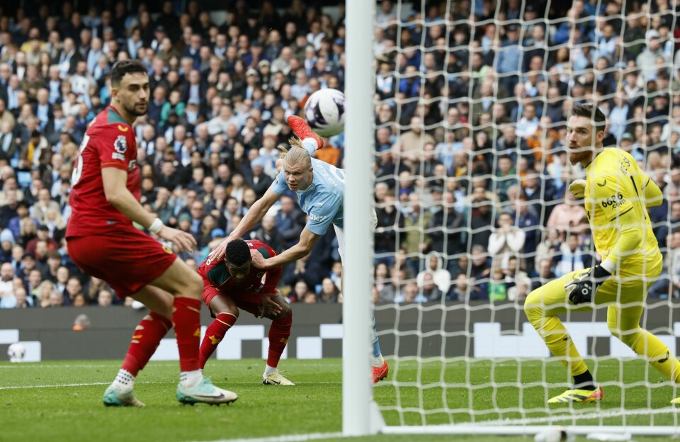 Her stuper Erling Braut Haaland inn 2-0. Her stuper Erling Braut Haaland inn 2-0. Foto: Richard Sellers / PA via AP / NTB.