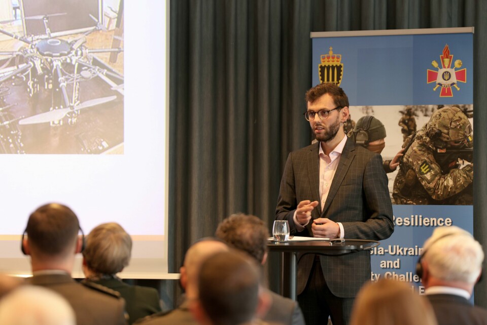 Tobias Sæther beretter at ukrainske myndigheter har flere dillemmaer å forholde seg til under krigen, blant annet rundt alderen på dem som kalles inn til strid. Fra The Russia -Ukraine War and Security Challenges for Ukraine and Europe konferansen i Oslo 31 oktober 2023.