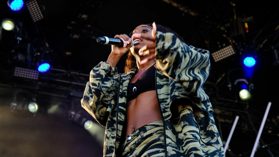 Flo Milli er en av de store kommende rapperne i USA. Nå står hun på Slottsfjell sammen ble Doja Cat med flere. Kadetten festival