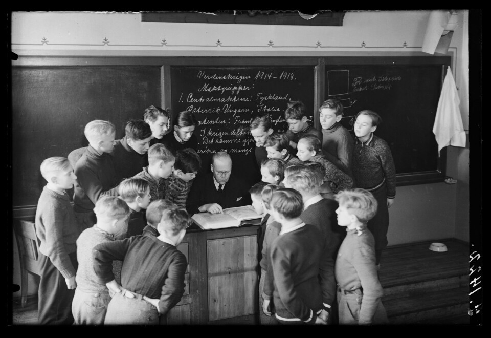 «Man kan komme 10 gange længer med et venlig ord end med 10 slag ris» mente medlem av tilsynet ved Ruseløkka skole, klinker Karl Wahl. Illustrasjonsbilde av lærer og elever ved Hersleb skole 1936. Illustrasjonsbilde av lærer og elever stående ved pulten foran tavlen i klasserommet