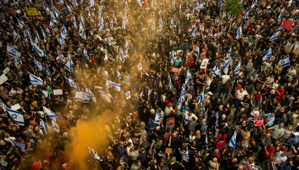 Israelere demonstrerer mot regjeringen til statsminister Benjamin Netanyahu i Tel Aviv, som de mener ikke gjør nok for å få fri gislene i Gaza. Israelere demonstrerer mot regjeringen til statsminister Benjamin Netanyahu i Tel Aviv, som de mener ikke gjør nok for å få fri gislene i Gaza. Foto: Ariel Schalit / AP / NTB