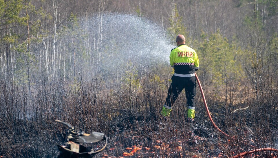 Vær spesielt forsiktig med åpen ild der det ligger tørt gress eller løv fra i fjor, melder Yr. Illustrasjonsfoto: Skogbrannfaren på Øst- og Sørlandet vil øke i ukene fremover. Her slokker brannmannskaper en gressbrann på Terningmoen der forsvaret øvde med våpen. Foto: Terje Pedersen / NTB