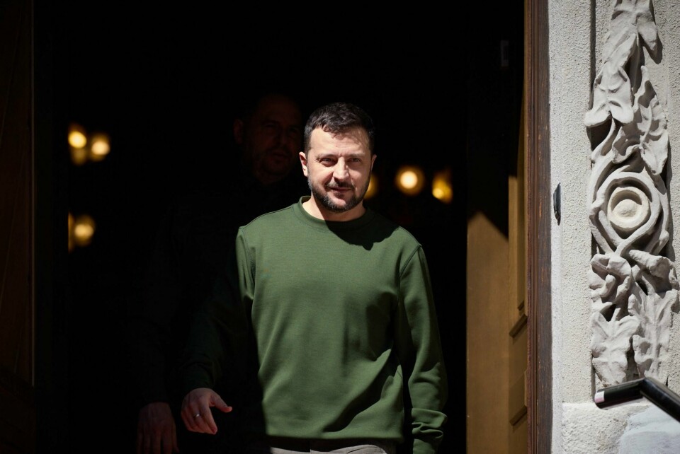 Ukrainas president Volodymyr Zelenskyj. This handout photograph taken and released by the Ukrainian Presidential Press Service on April 29, 2024, shows Ukraine's President Volodymyr Zelensky arriving to greet NATO Secretary General Jens Stoltenberg prior to their talks in Kyiv, amid the Russian invasion of Ukraine. (Photo by Handout / UKRAINIAN PRESIDENTIAL PRESS SERVICE / AFP) / RESTRICTED TO EDITORIAL USE - MANDATORY CREDIT 'AFP PHOTO / UKRAINIAN PRESIDENTIAL PRESS SERVICE' - NO MARKETING NO ADVERTISING CAMPAIGNS - DISTRIBUTED AS A SERVICE TO CLIENTS