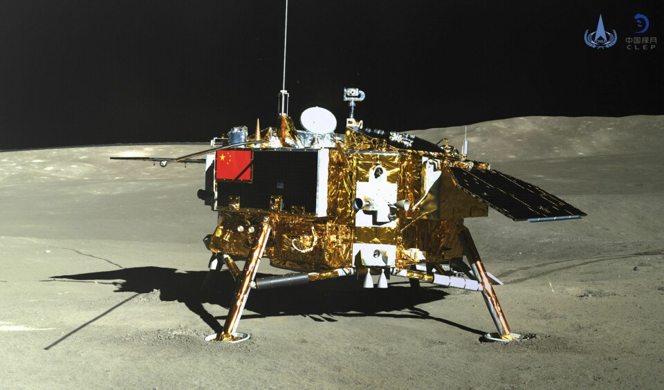 Kina er godt i gang med utforskning av månen – her er sonden Chang'e-4 fotografert av robotfarkosten Yutu-2 i januar 2019. Nå er arvtakeren Chang'e-6 i gang med sin måneferd. Kina er godt i gang med utforskning av månen – her er sonden Chang'e-4 fotografert av robotfarkosten Yutu-2 i januar 2019. Nå er arvtakeren Chang'e-6 i gang med sin måneferd. Foto: China National Space Administration / AP / NTB