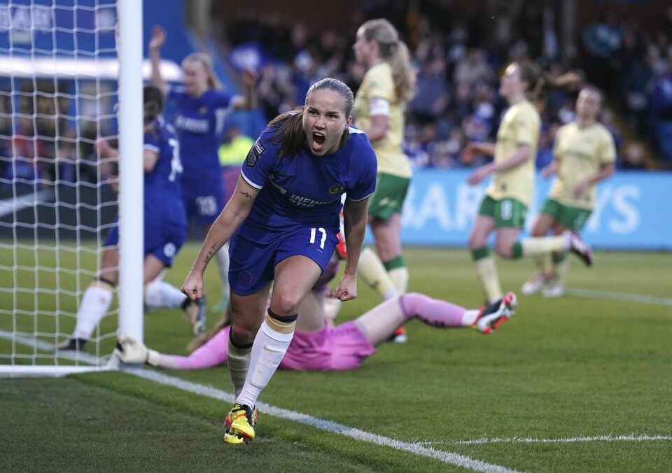 Guro Reiten leverte en viktig assist da Chelsea sørget for at laget får til helgens sesongavslutning som serieleder i engelsk superliga. Guro Reiten jubler etter å ha scoret Chelsea femte mål mot Bristol City. Hun herjet med fire mål og to assist. Foto: Adam Davy, PA via AP / NTB