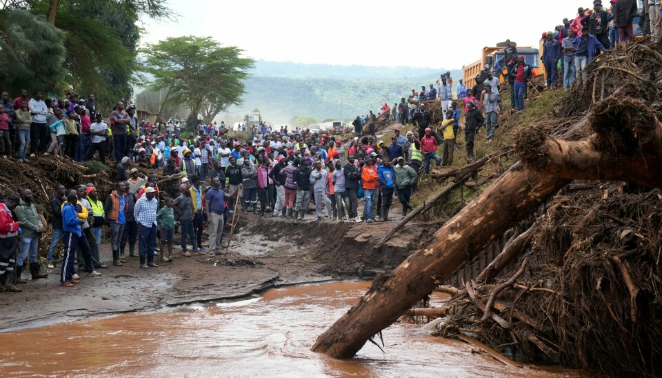 Folk samler seg ved en bro der en død kvinne ble funnet etter at flomvann tok flere hus i landsbyen Kamuchiri i Nakuru-fylket i Kenya. 228 mennesker har mistet livet som følge av flom og skred i Kenya, opplyser landets innenriksdepartement. Folk samler seg ved en bro der en død kvinne ble funnet etter at flomvann tok flere hus i landsbyen Kamuchiri i Nakuru-fylket i Kenya. 228 mennesker har mistet livet som følge av flom og skred i Kenya, opplyser landets innenriksdepartement. Foto: Brian Inganga / AP / NTB